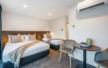 Luxe Queen Single with Mountain Views