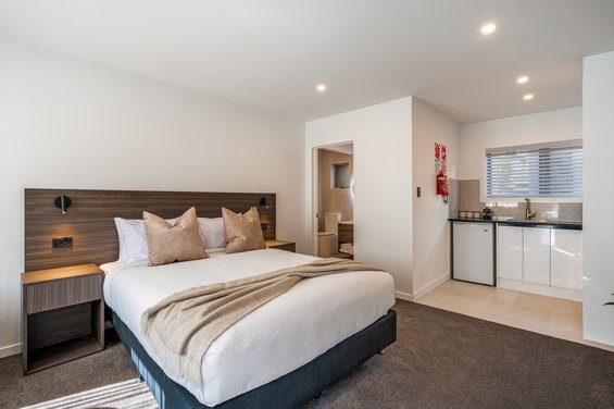 Luxe Queen Studio with Mountain Views - kitchen