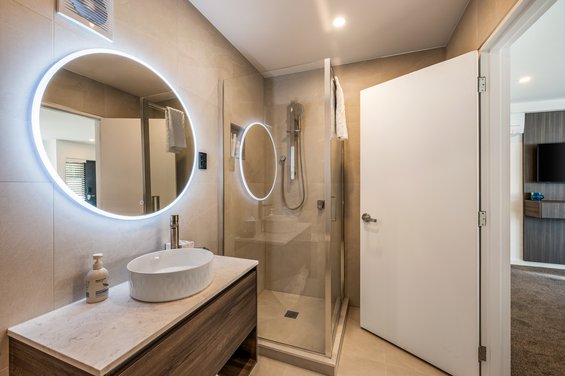 Luxe Queen Studio with Mountain Views - bathroom