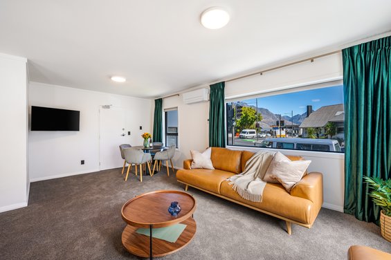 Luxe 2 Bedroom Suite with Private Garden - lounge