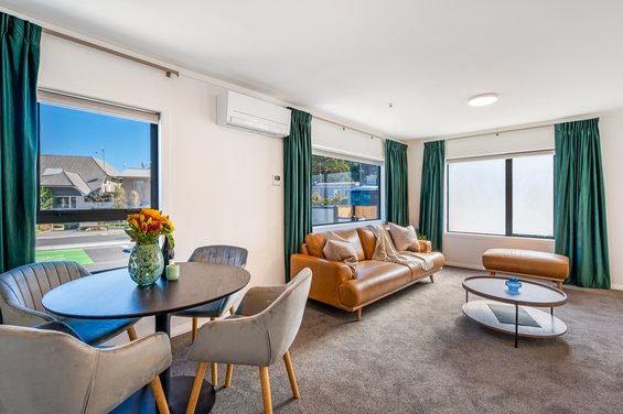 Luxe 2 Bedroom Suite with Private Garden - dining table