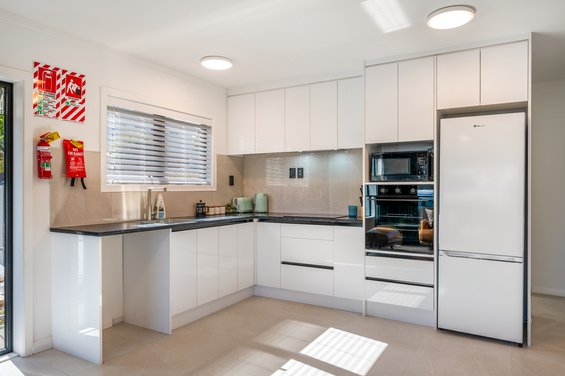 Luxe 2 Bedroom Suite with Private Garden - kitchen