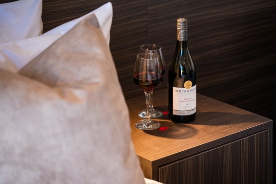 Luxe 2 Bedroom Suite with Private Garden - wine