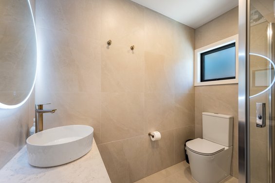 Luxe 2 Bedroom Suite with Private Garden - bathroom