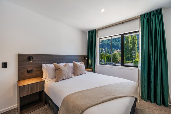 Luxe 1 Bedroom with Mountain Views - queen-size bed