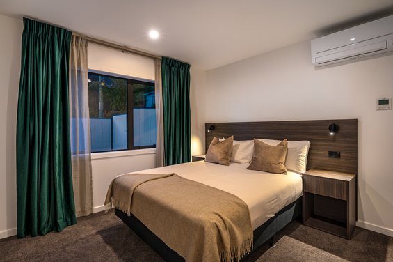 Luxe 1 Bedroom with Mountain Views - queen-size bed