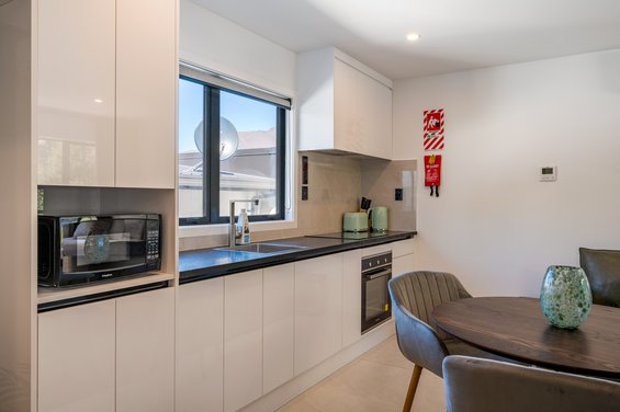 Luxe 1 Bedroom with Mountain Views - kitchen