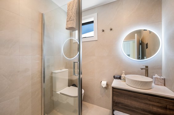 Luxe 1 Bedroom with Mountain Views - bathroom