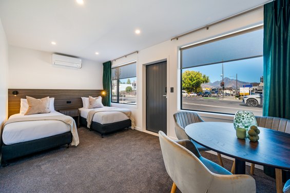 Luxe 1 Bedroom Suite - lounge with single beds