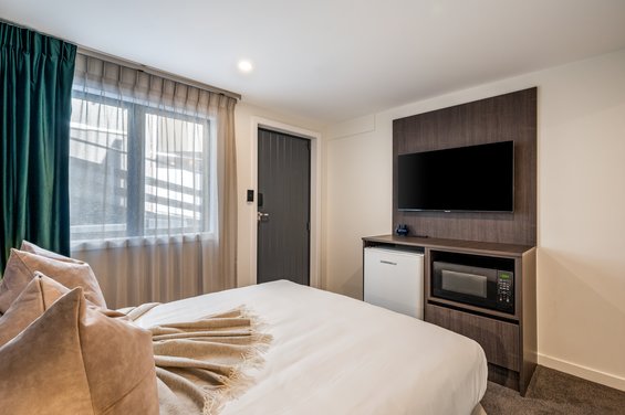 Luxe Studio - queen-size bed and TV