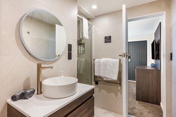 Luxe Studio - bathroom