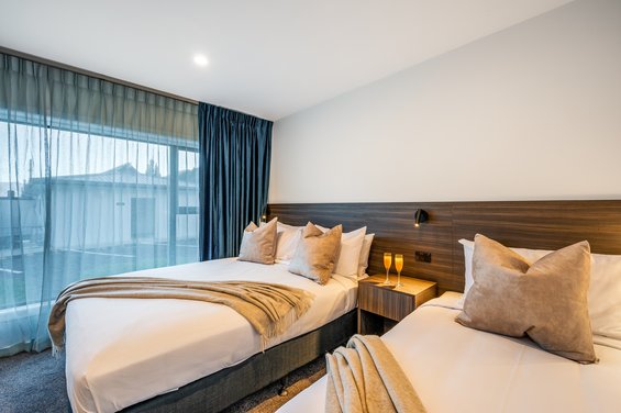 Luxe Queen Single with Mountain Views - queen-size and single beds