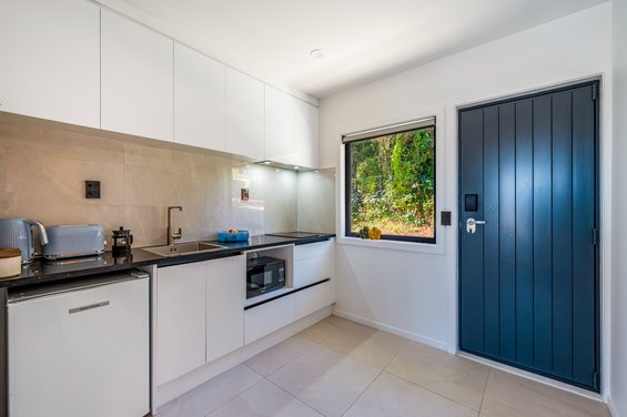 Luxe Queen Single with Mountain Views - kitchen