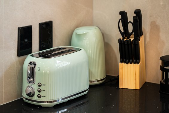 Luxe Queen Single with Mountain Views - toaster and kettle