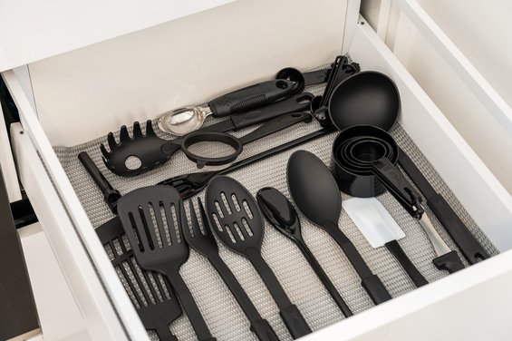 Luxe Queen Single with Mountain Views - kitchen utensils