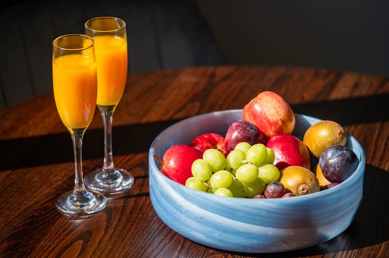 Luxe Queen Single with Mountain Views - fruit bowl