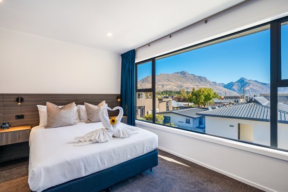 Luxe Queen with Lake and Mountain Views - queen-size bed