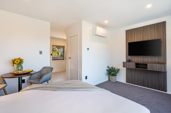 Luxe Queen with Lake and Mountain Views - lounge and TV