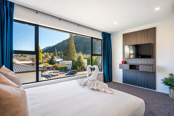 Luxe Queen with Lake and Mountain Views - queen-size bed