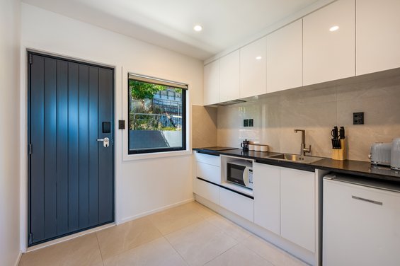 Luxe Queen with Lake and Mountain Views - kitchen