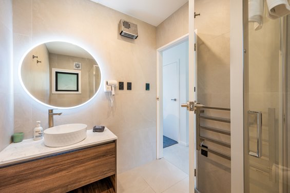 Luxe Queen with Lake and Mountain Views - bathroom